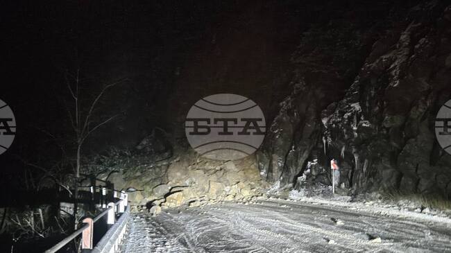 Над 150 кубични метра е скалната маса, която затвори пътя Смолян - Девин