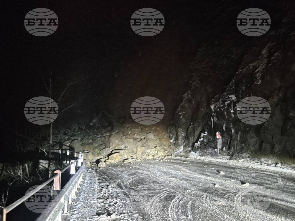 Над 150 кубични метра е скалната маса, която затвори пътя Смолян - Девин