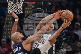CORRECTION APTOPIX Timberwolves Cavaliers Basketball