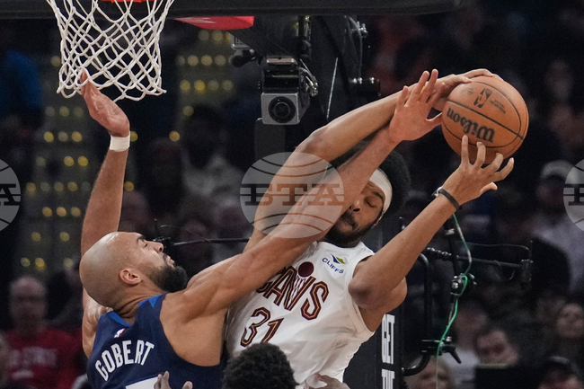 CORRECTION APTOPIX Timberwolves Cavaliers Basketball