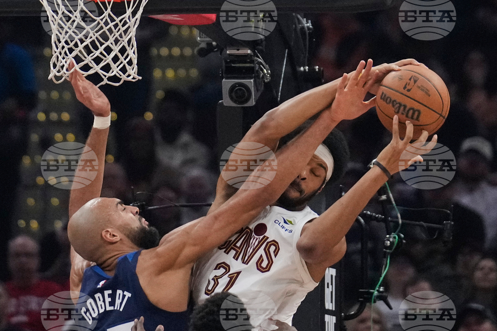 CORRECTION APTOPIX Timberwolves Cavaliers Basketball