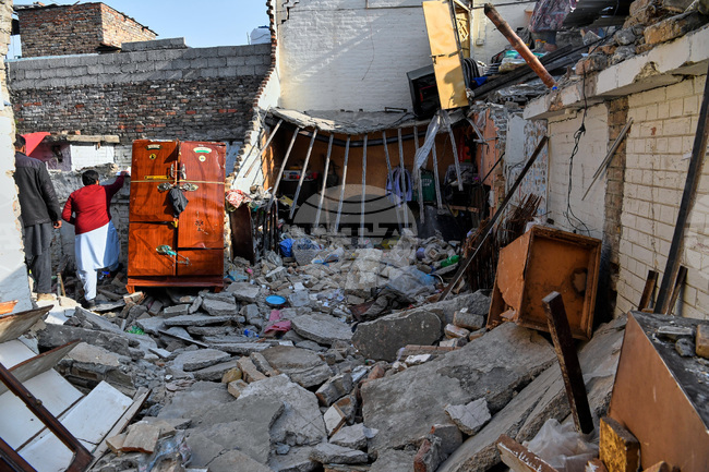 Експлозия на газова бутилка след сватбено тържество в Исламабад причини смъртта на най-малко осем души, сред които и младоженците