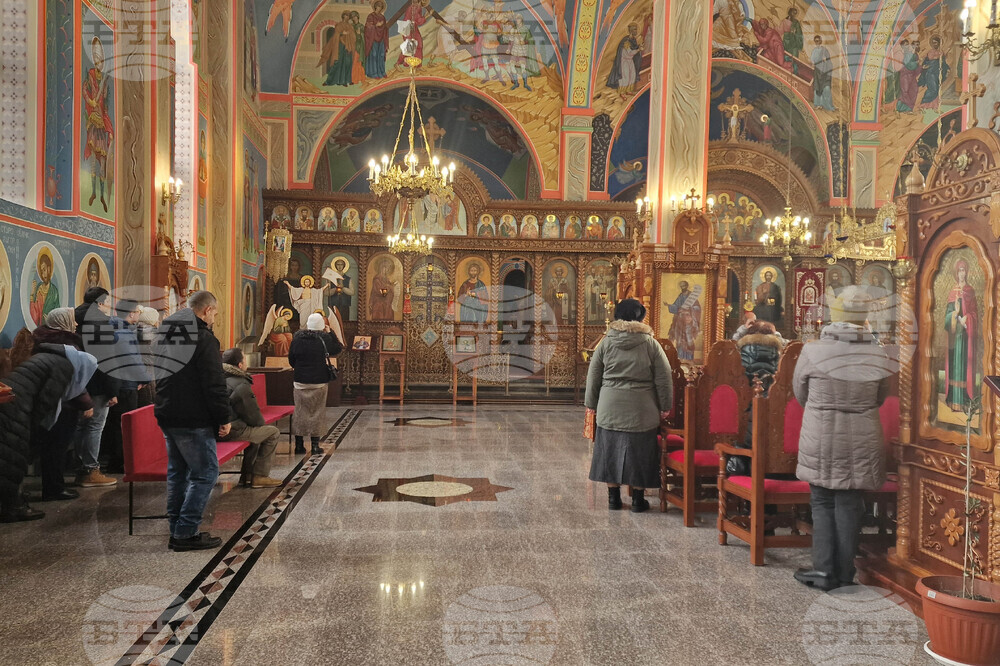 Шумен - храм „Свети Три Светители“ - литургия