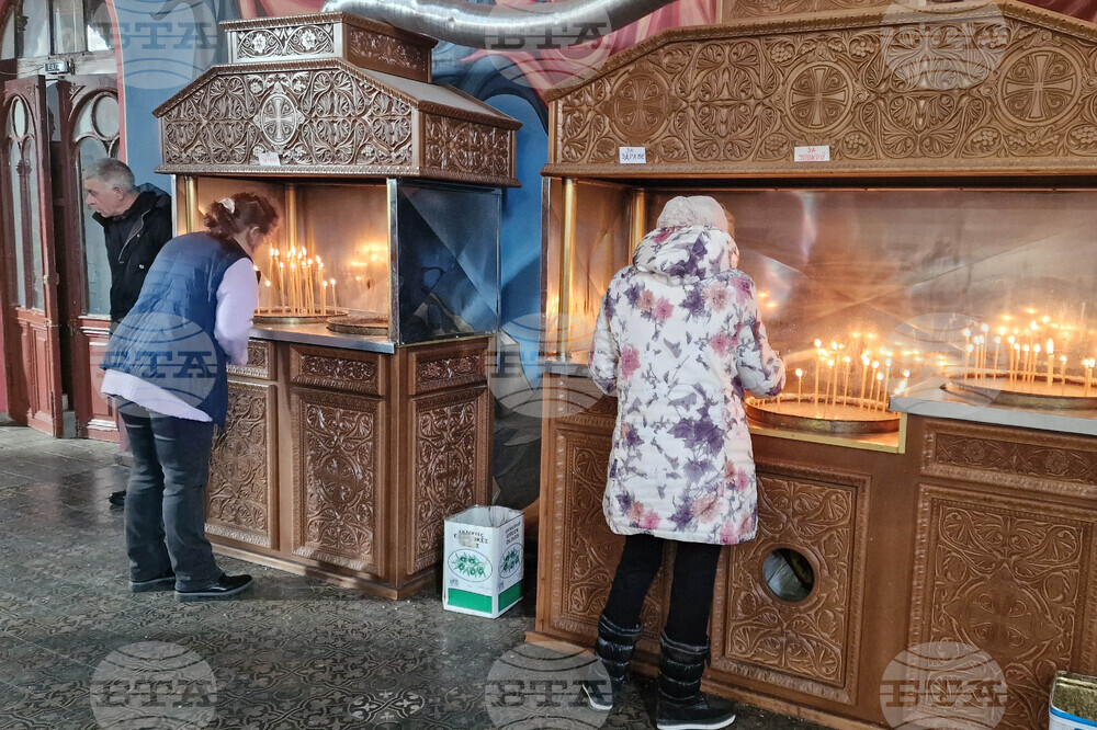 Шумен - храм „Свети Три Светители“ - литургия