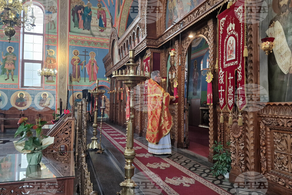 Шумен - храм „Свети Три Светители“ - литургия