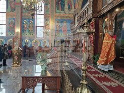 Шумен - храм „Свети Три Светители“ - литургия