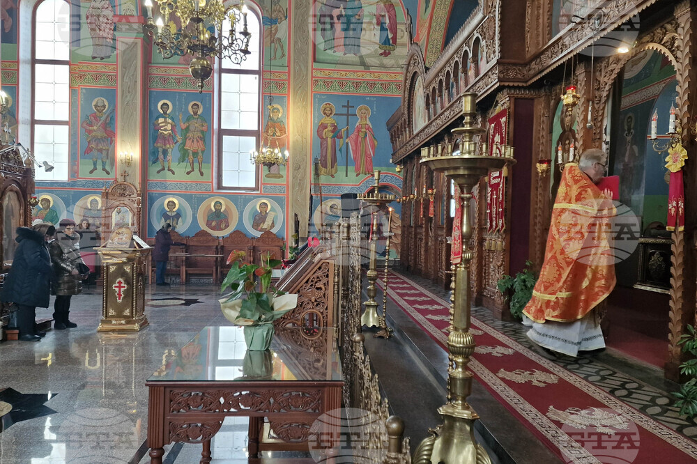 Шумен - храм „Свети Три Светители“ - литургия