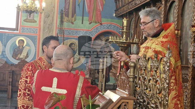 Шумен - храм „Свети Три Светители“ - литургия