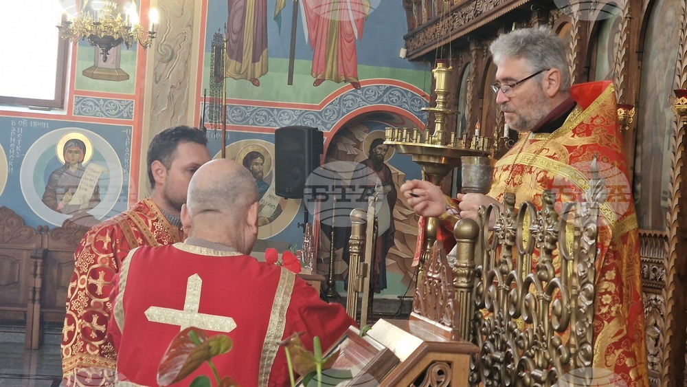 Шумен - храм „Свети Три Светители“ - литургия