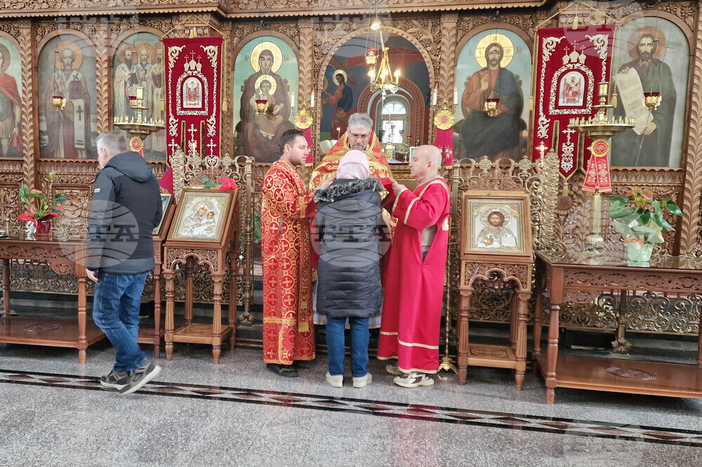 Шумен - храм „Свети Три Светители“ - литургия