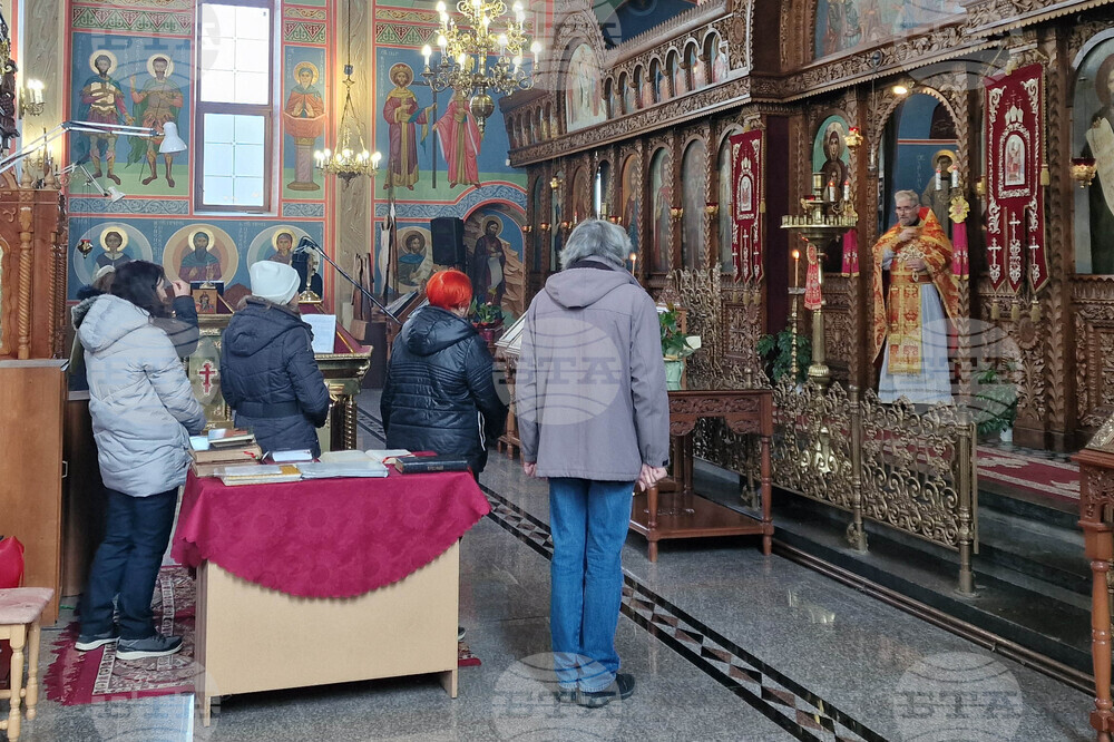 Шумен - храм „Свети Три Светители“ - литургия