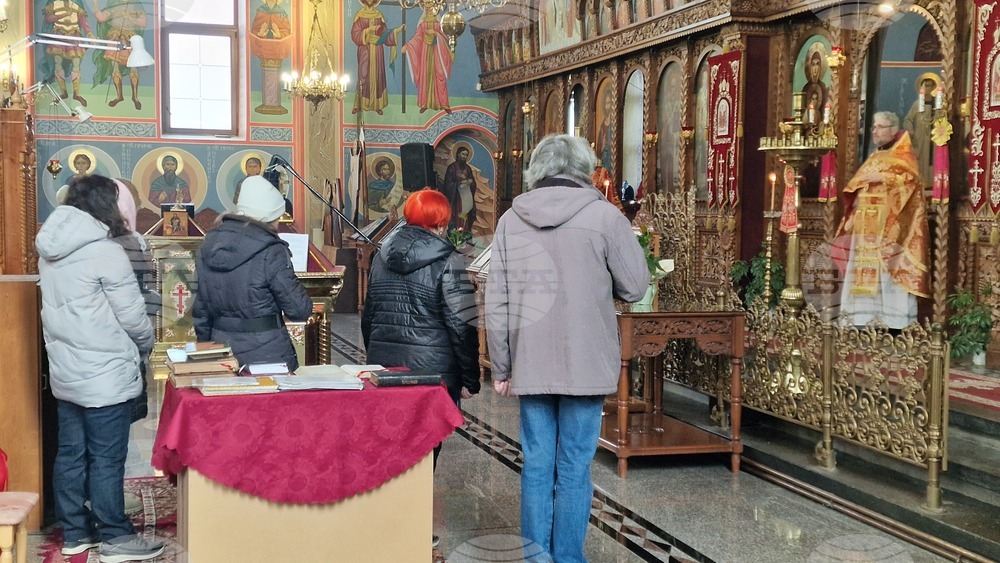 Шумен - храм „Свети Три Светители“ - литургия