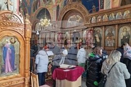 Шумен - храм „Свети Три Светители“ - литургия