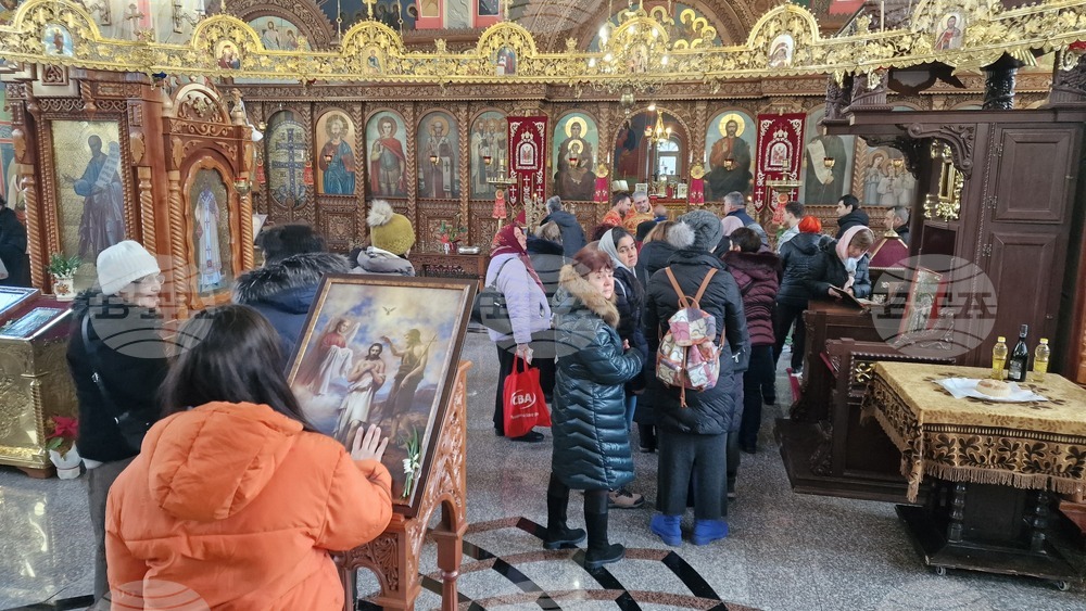 Шумен - храм „Свети Три Светители“ - литургия