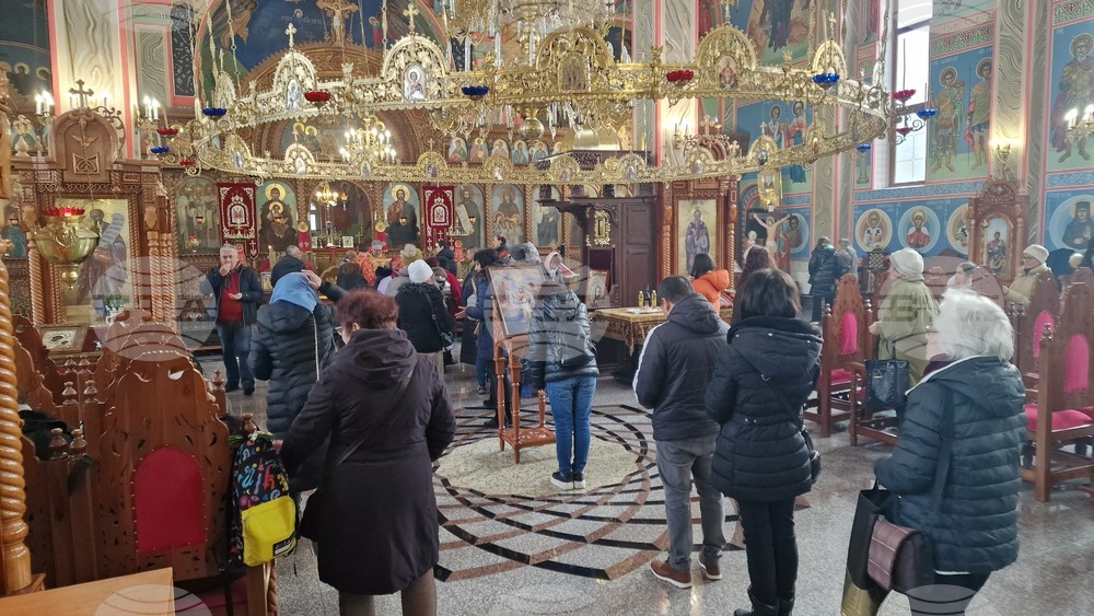 Днешният ден и днешното евангелско четиво са посветени на това как Христос се заселва в Капернаум, каза отец Красимир в проповедта си в Шумен