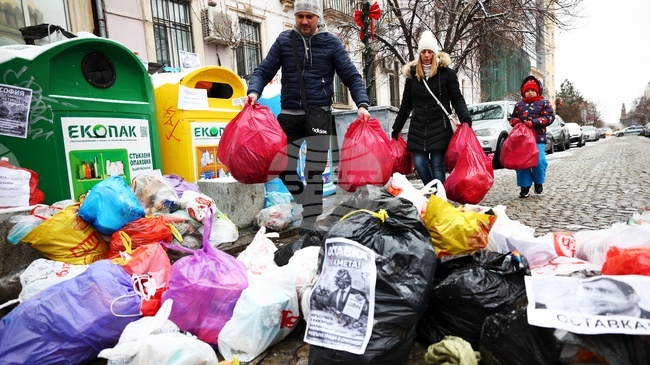 Граждани се събраха на протест пред Столичната община заради проблема с отпадъците и блокираха движението по "Московска"