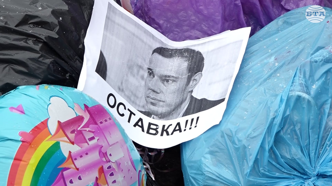 Граждани се събраха на протест пред Столичната община заради проблема с отпадъците и блокираха движението по „Московска“