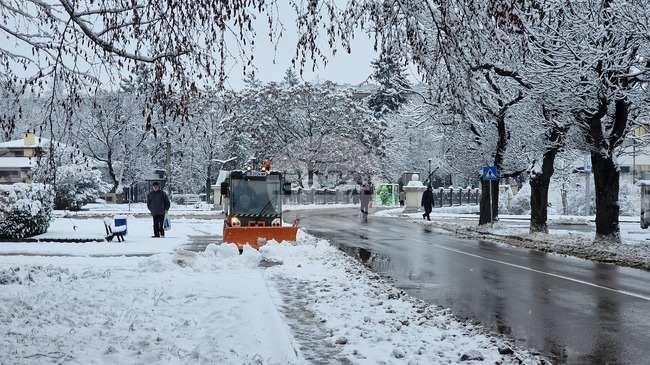 Машинно се почистват от снега тротоарите пред обществени сгради и автобусни спирки в Разград
