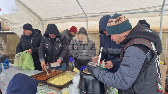 Мотористи-доброволци раздават топъл обяд на хора в затруднено положение в Разград
