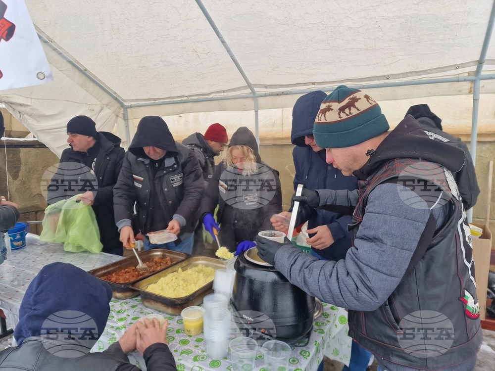 Мотористи-доброволци раздават топъл обяд на хора в затруднено положение в Разград