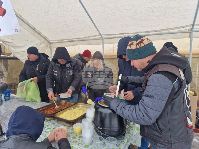 Мотористи-доброволци раздават топъл обяд на хора в затруднено положение в Разград