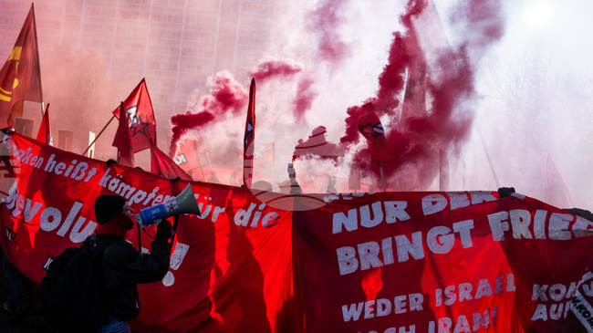 Хиляди хора се събраха на шествие в Берлин, за да почетат паметта на Роза Люксембург и Карл Либкнехт