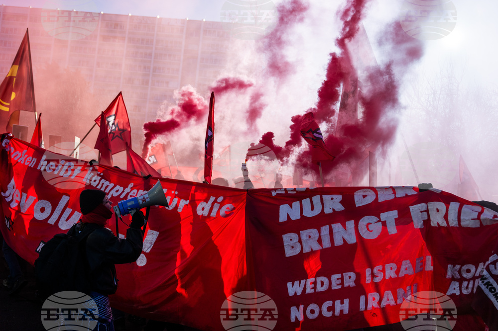 Хиляди хора се събраха на шествие в Берлин, за да почетат паметта на Роза Люксембург и Карл Либкнехт