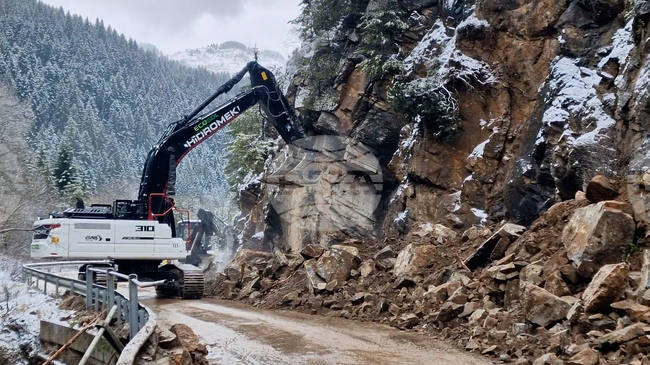 Специализирана техника работи за отстраняването на свлачището край село Широка лъка, едната лента за движение е разчистена