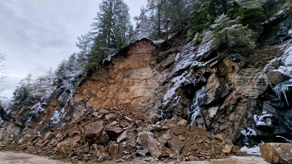 Заради свлачище е затворен пътят Смолян - Малка Арда - Баните