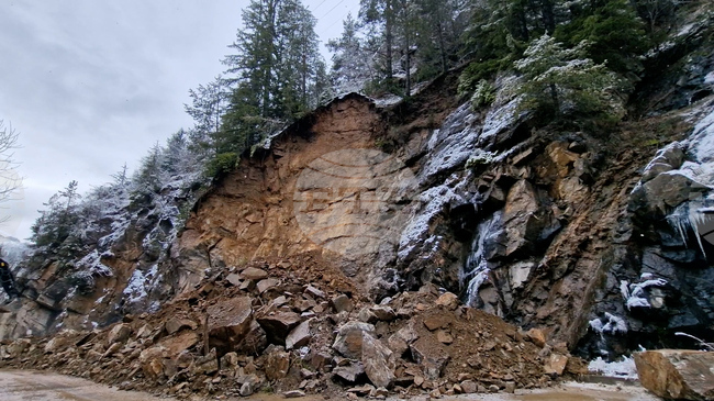 Пътят София - Самоков остава затворен за движение през нощта поради опасност от падане на големи скални късове