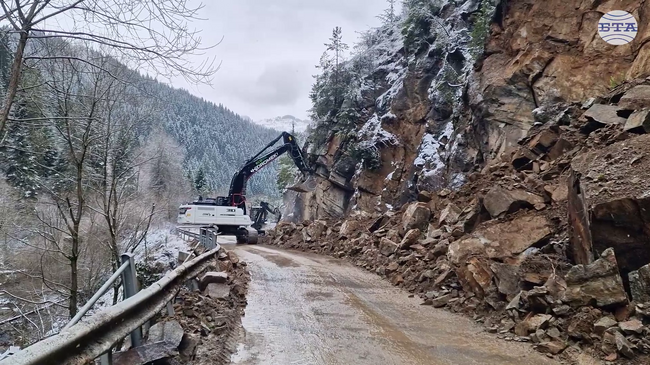 Специализирана техника работи за отстраняването на свлачището край село Широка лъка, едната лента за движение е разчистена