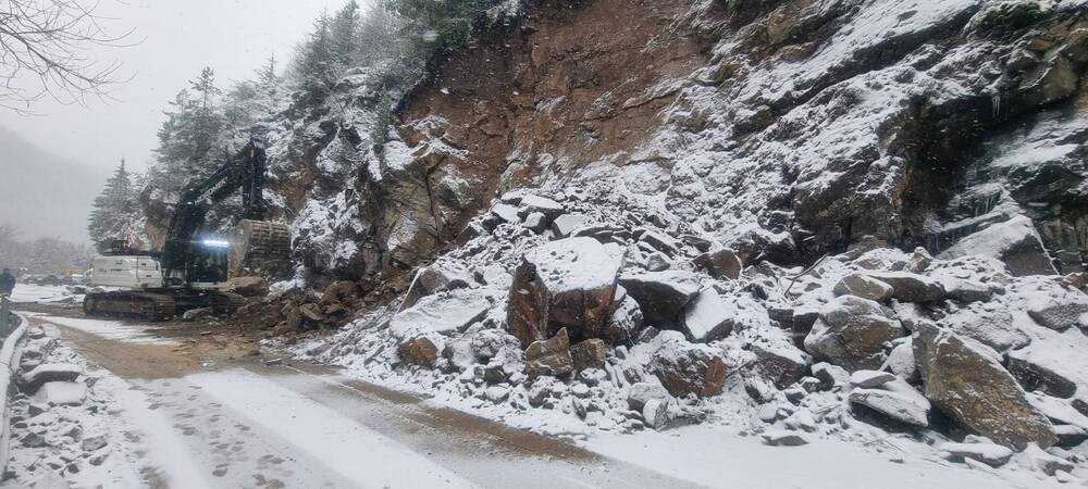 АПИ: 7 машини работят по разчистването на падналата скална маса на път III-866 Стойките - Широка лъка. Частично е възстановено движението, екипи на ОПУ- Смолян продължават усилено да работят в участъка