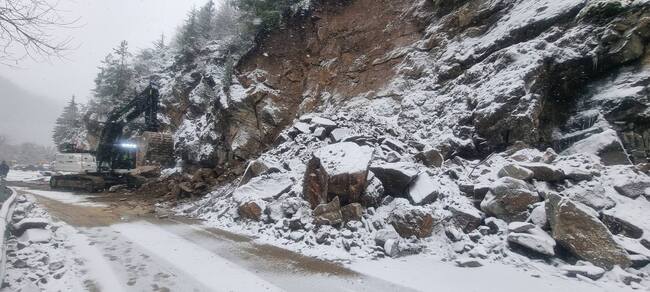 АПИ: 7 машини работят по разчистването на падналата скална маса на път III-866 Стойките - Широка лъка. Частично е възстановено движението, екипи на ОПУ- Смолян продължават усилено да работят в участъка