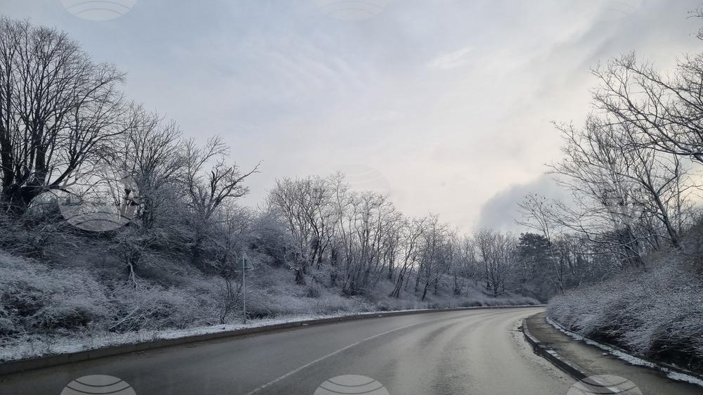 От слаб до обилен сняг вали в различните части на област Търговище 