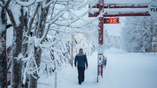 Спрени полети заради мразовито време блокираха хиляди туристи във Финландия