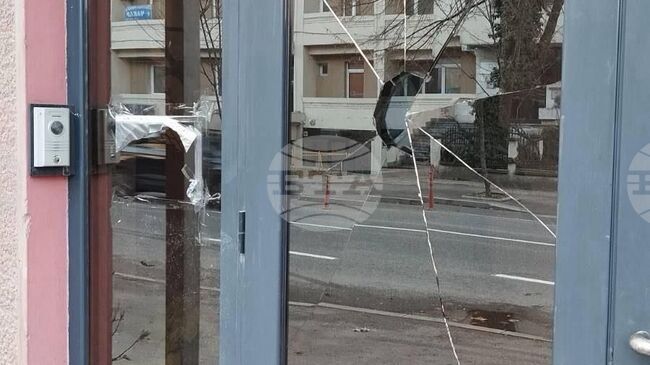 Извършено е нападение над българското посолство в Скопие, остро осъждаме този акт, заявиха от МВнР 