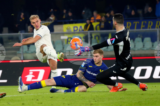 Автогол донесе победата на Лацио при гостуването на Верона