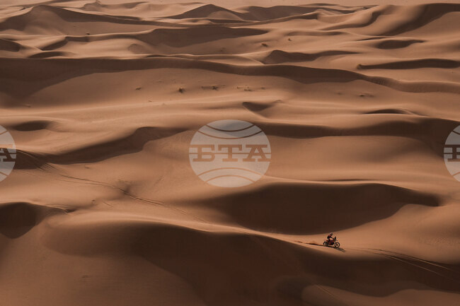 Южноафриканецът Саоод Вариава спечели осмия етап на Рали Дакар при автомобилистите, Лусиано Бенавидес излезе начело при мотоциклетистите 