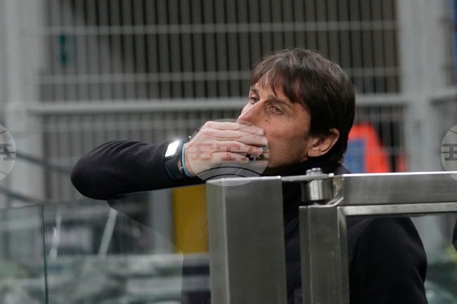 Наполи мисли за успех срещу Сасуоло, въпреки че Конте отново няма да е на скамейката