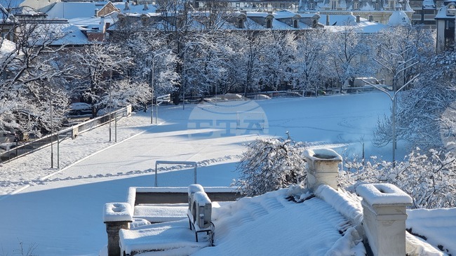 Минимална температура от минус 6,1 градуса е измерена тази сутрин в Русе, всички пътища в областта са проходими при зимни условия