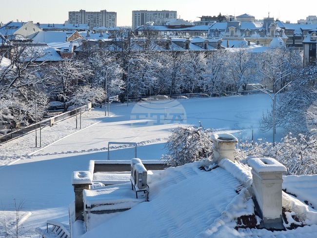 Минимална температура от минус 6,1 градуса е измерена тази сутрин в Русе, всички пътища в областта са проходими при зимни условия