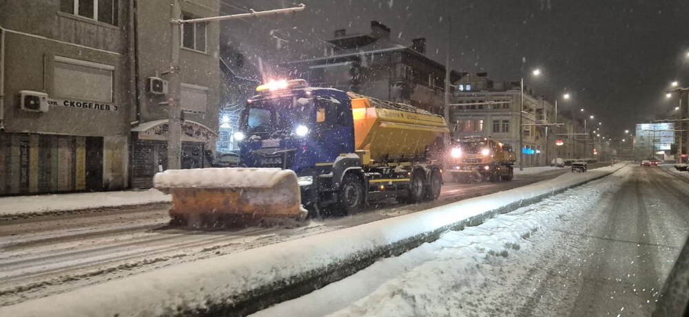 Община Русе мобилизира екипи срещу обледеняването на улици и тротоари