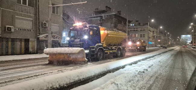 Община Русе мобилизира екипи срещу обледеняването на улици и тротоари