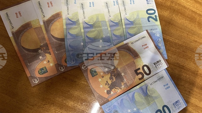 Полицията установи младежи, опитали се да платят с неистински евробанкноти във Велико Търново 