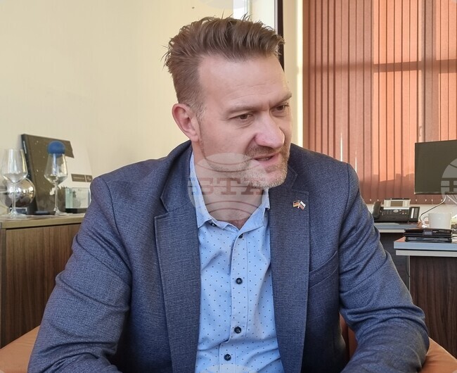 През тази година летището в Бургас ще има обновена писта, във Варна - нова сграда за Противопожарната служба