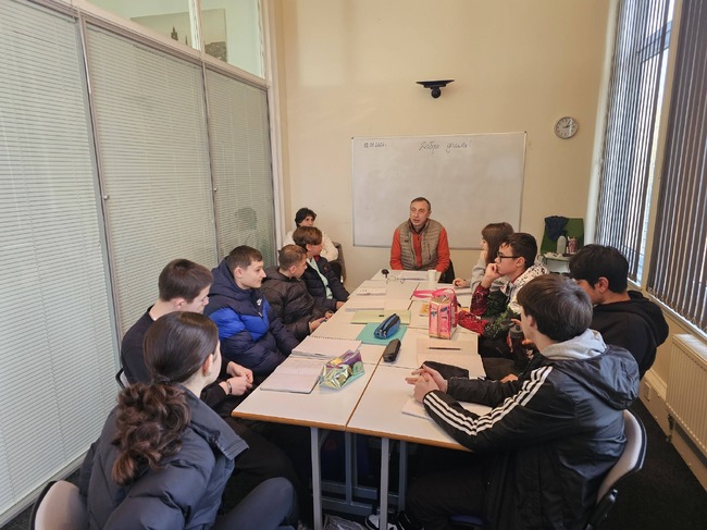 Ученици от Българското училище „Надежда Станчова – Лейди Мюър“ в Единбург започнаха 2026 г. в нова сграда с открит урок по литература