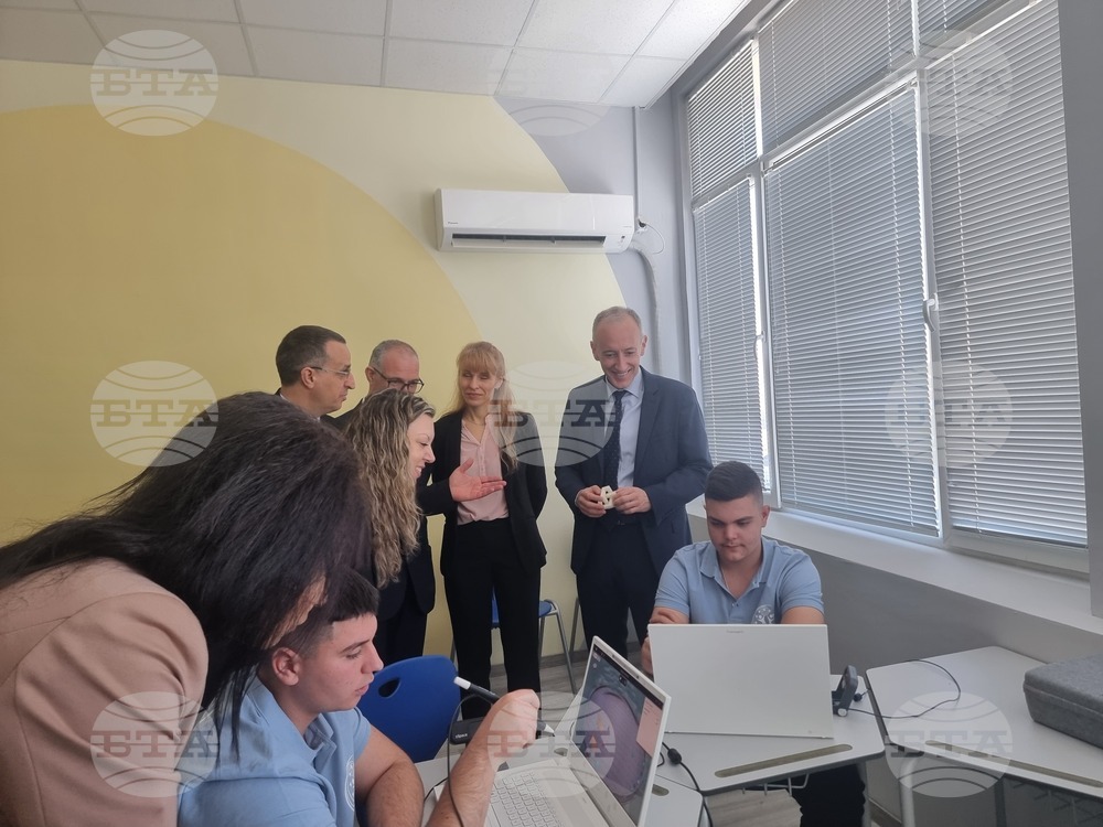 Министърът на образованието и науката в оставка Красимир Вълчев откри STEM център в Професионалната гимназия по селско стопанство в Чирпан