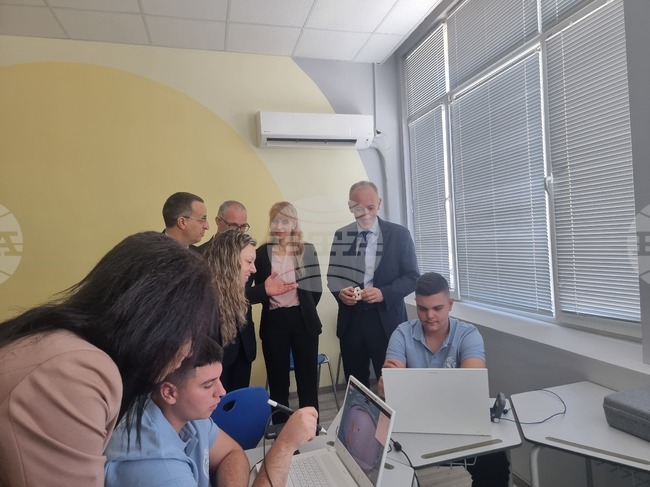 Министърът на образованието и науката в оставка Красимир Вълчев откри STEM център в Професионалната гимназия по селско стопанство в Чирпан