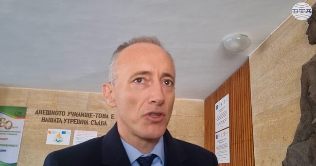 Важно е учениците да прекарват по-малко време пред екраните, защото това е една причините да ерозира мотивацията за учене, смята Красимир Вълчев