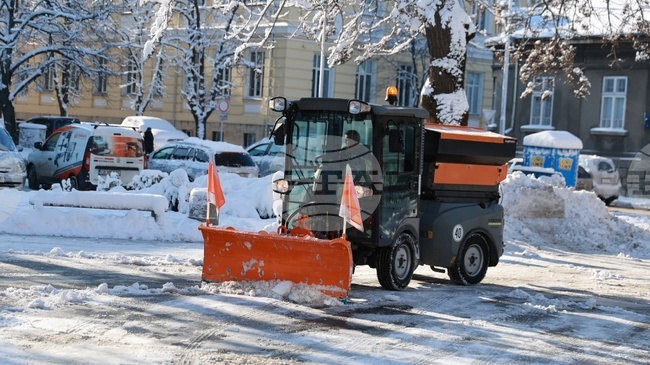 В Русе екипи обработват улици и тротоари срещу обледяване 